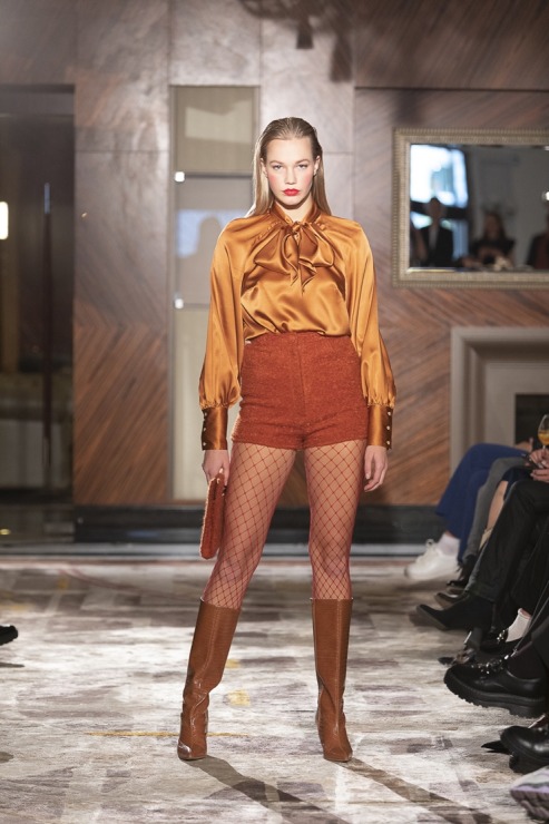 Rīgas modes nedēļā «Riga Fashion Week 2022» prezentējas «UNATTACHED» un «ONE WOLF» no Latvijas. Foto: Mark Litvyakov Rīgas modes nedēļā «Riga Fashion Week 2022» prezentējas «UNATTACHED» un «ONE WOLF» no Latvijas. Foto: Mark Litvyakov 325397