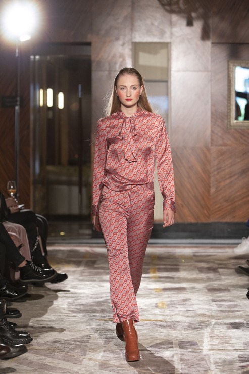 Rīgas modes nedēļā «Riga Fashion Week 2022» prezentējas «UNATTACHED» un «ONE WOLF» no Latvijas. Foto: Mark Litvyakov Rīgas modes nedēļā «Riga Fashion Week 2022» prezentējas «UNATTACHED» un «ONE WOLF» no Latvijas. Foto: Mark Litvyakov 325399