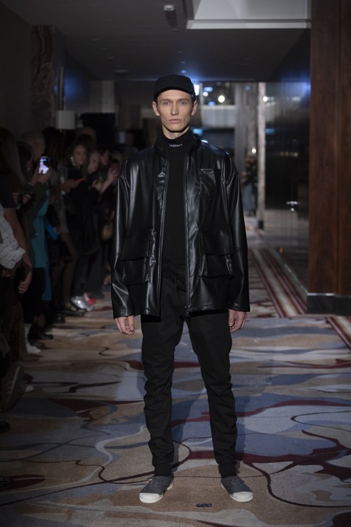 Rīgas modes nedēļā «Riga Fashion Week 2022» prezentējas «UNATTACHED» un «ONE WOLF» no Latvijas. Foto: Mark Litvyakov Rīgas modes nedēļā «Riga Fashion Week 2022» prezentējas «UNATTACHED» un «ONE WOLF» no Latvijas. Foto: Mark Litvyakov 325404