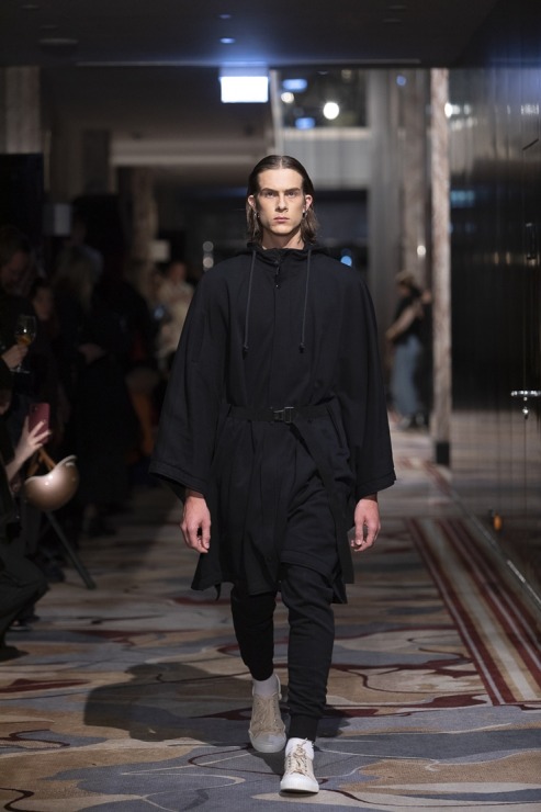 Rīgas modes nedēļā «Riga Fashion Week 2022» prezentējas «UNATTACHED» un «ONE WOLF» no Latvijas. Foto: Mark Litvyakov 325405