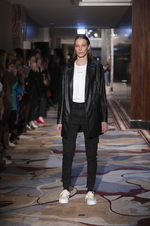 Rīgas modes nedēļā «Riga Fashion Week 2022» prezentējas «UNATTACHED» un «ONE WOLF» no Latvijas. Foto: Mark Litvyakov Rīgas modes nedēļā «Riga Fashion Week 2022» prezentējas «UNATTACHED» un «ONE WOLF» no Latvijas. Foto: Mark Litvyakov 325407