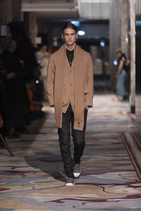 Rīgas modes nedēļā «Riga Fashion Week 2022» prezentējas «UNATTACHED» un «ONE WOLF» no Latvijas. Foto: Mark Litvyakov 325408
