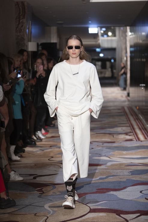Rīgas modes nedēļā «Riga Fashion Week 2022» prezentējas «UNATTACHED» un «ONE WOLF» no Latvijas. Foto: Mark Litvyakov 325409