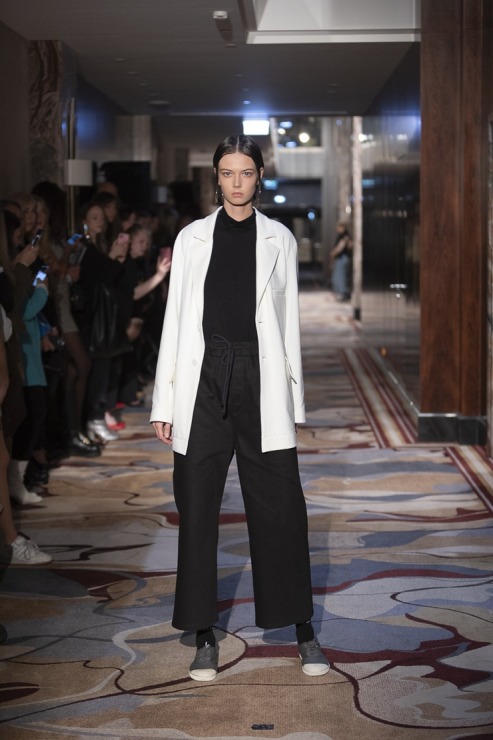 Rīgas modes nedēļā «Riga Fashion Week 2022» prezentējas «UNATTACHED» un «ONE WOLF» no Latvijas. Foto: Mark Litvyakov Rīgas modes nedēļā «Riga Fashion Week 2022» prezentējas «UNATTACHED» un «ONE WOLF» no Latvijas. Foto: Mark Litvyakov 325410
