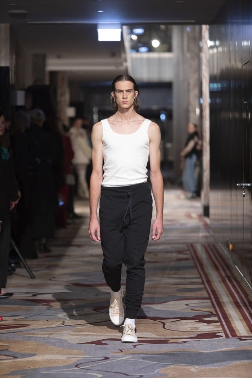Rīgas modes nedēļā «Riga Fashion Week 2022» prezentējas «UNATTACHED» un «ONE WOLF» no Latvijas. Foto: Mark Litvyakov Rīgas modes nedēļā «Riga Fashion Week 2022» prezentējas «UNATTACHED» un «ONE WOLF» no Latvijas. Foto: Mark Litvyakov 325414