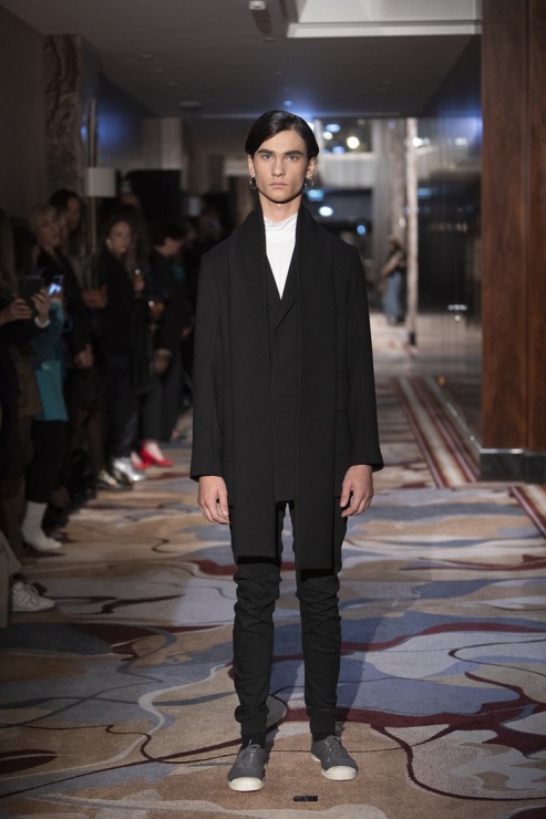 Rīgas modes nedēļā «Riga Fashion Week 2022» prezentējas «UNATTACHED» un «ONE WOLF» no Latvijas. Foto: Mark Litvyakov Rīgas modes nedēļā «Riga Fashion Week 2022» prezentējas «UNATTACHED» un «ONE WOLF» no Latvijas. Foto: Mark Litvyakov 325415