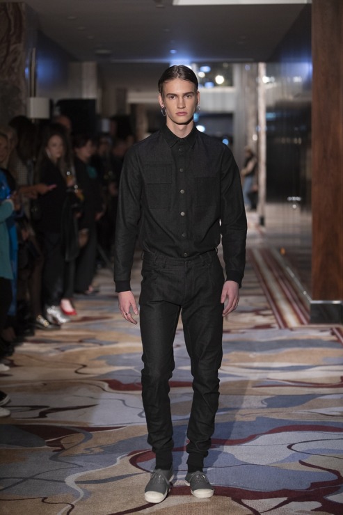Rīgas modes nedēļā «Riga Fashion Week 2022» prezentējas «UNATTACHED» un «ONE WOLF» no Latvijas. Foto: Mark Litvyakov Rīgas modes nedēļā «Riga Fashion Week 2022» prezentējas «UNATTACHED» un «ONE WOLF» no Latvijas. Foto: Mark Litvyakov 325416