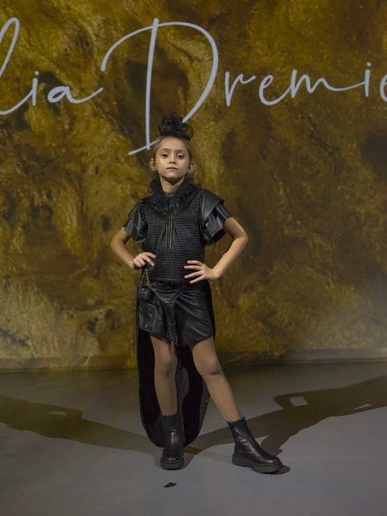 Rīgas modes nedēļā «Riga Fashion Week 2022» prezentējas «Julija Dremiene» no Lietuvas. Foto: Mark Litvyakov Rīgas modes nedēļā «Riga Fashion Week 2022» prezentējas «Julija Dremiene» no Lietuvas. Foto: Mark Litvyakov 325479