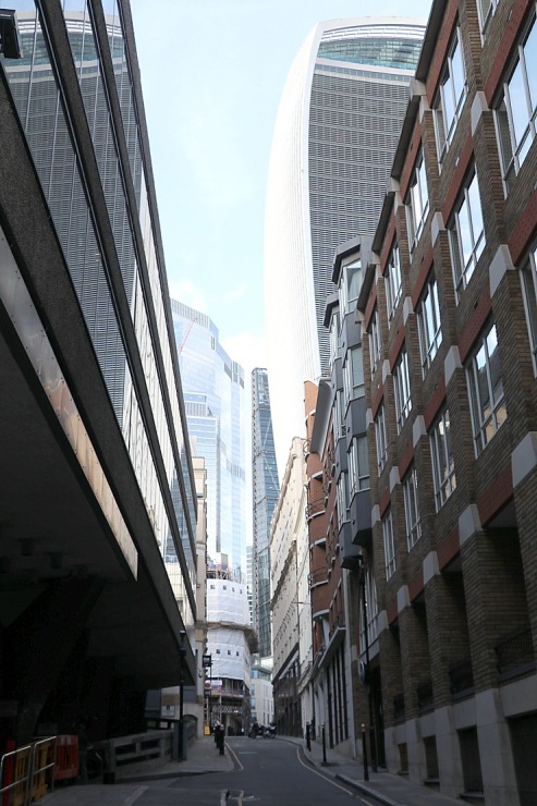 Travelnews.lv iepazīst augstceltnes un ielas ainavas Londonas tilta tuvumā 325571
