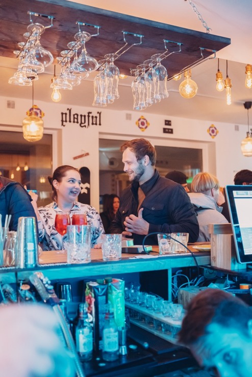 Jelgavas jaunieši jautri sagaida «Ezītis miglā» ienākšanu pilsētā. Foto: Māris Freibergs 325645