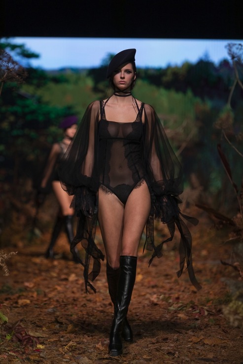 Rīgas modes nedēļā «Riga Fashion Week 2022» prezentējas «Amoralle» no Latvijas . Foto: Mark Litvyakov 325867