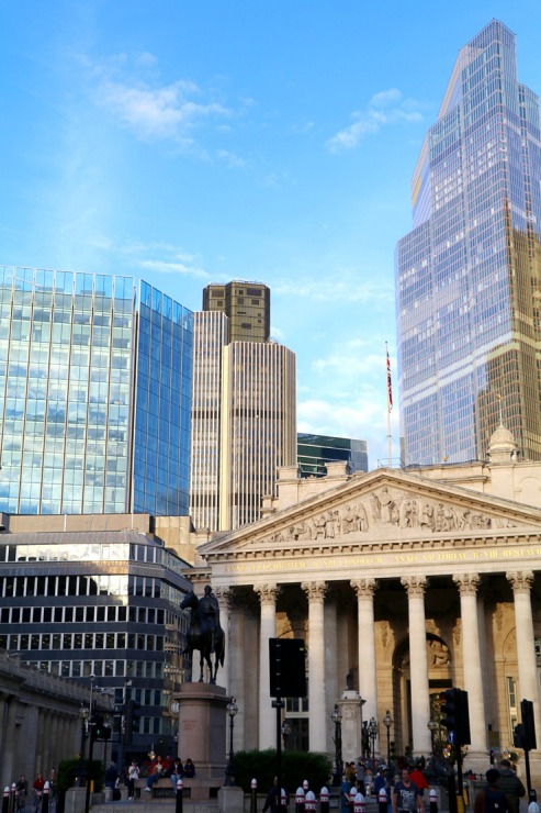 Londonas ēkas, ielas, automašīnas, pieminekļi un baloži 325910