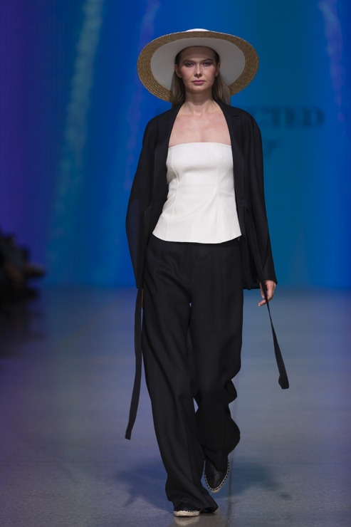 Rīgas modes nedēļā «Riga Fashion Week 2022» prezentējas «Collected Story» no Latvijas. Foto: Mark Litvyakov Rīgas modes nedēļā «Riga Fashion Week 2022» prezentējas «Collected Story» no Latvijas. Foto: Mark Litvyakov 326151
