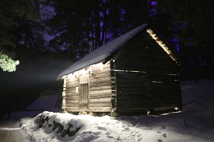 Latvijas Etnogrāfiskajā brīvdabas muzejā atklāts muzikāls «Ziemas gaismas dārzs» 330184