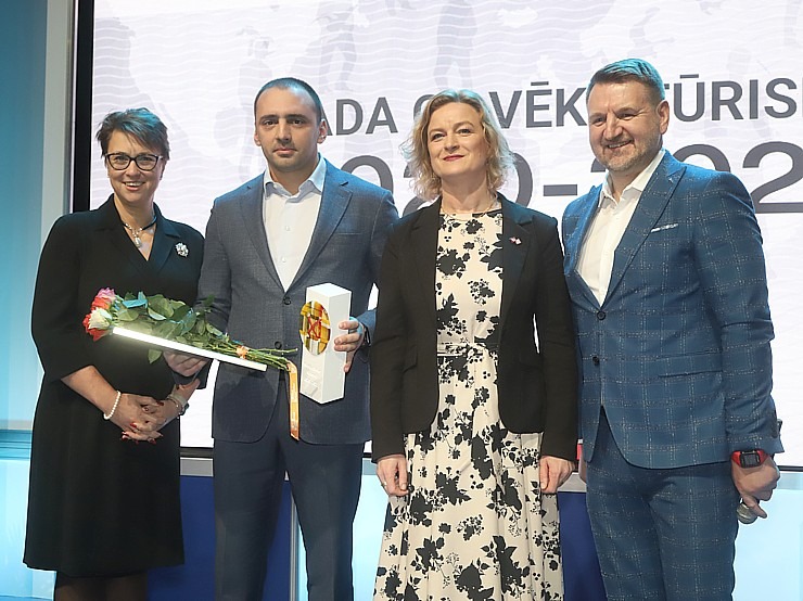 «Gada cilvēks tūrismā 2020-2022» laureāti tiek sveikti tūrisma izstādē «Balttour 2023». Foto: Rojs Maizītis «Gada cilvēks tūrismā 2020-2022» laureāti tiek sveikti tūrisma izstādē «Balttour 2023». Foto: Rojs Maizītis 332314