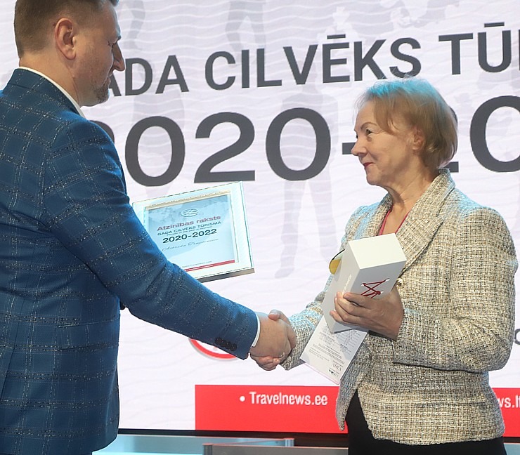 «Gada cilvēks tūrismā 2020-2022» laureāti tiek sveikti tūrisma izstādē «Balttour 2023». Foto: Rojs Maizītis «Gada cilvēks tūrismā 2020-2022» laureāti tiek sveikti tūrisma izstādē «Balttour 2023». Foto: Rojs Maizītis 332319