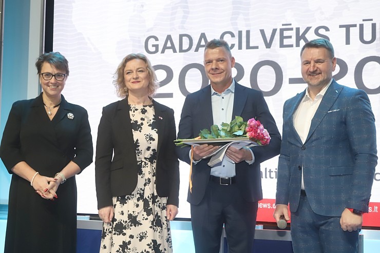 «Gada cilvēks tūrismā 2020-2022» laureāti tiek sveikti tūrisma izstādē «Balttour 2023». Foto: Rojs Maizītis «Gada cilvēks tūrismā 2020-2022» laureāti tiek sveikti tūrisma izstādē «Balttour 2023». Foto: Rojs Maizītis 332331
