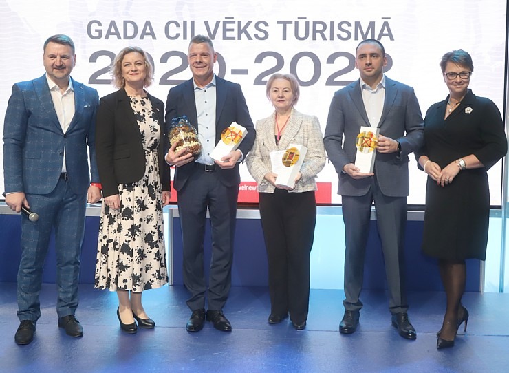 «Gada cilvēks tūrismā 2020-2022» laureāti tiek sveikti tūrisma izstādē «Balttour 2023». Foto: Rojs Maizītis «Gada cilvēks tūrismā 2020-2022» laureāti tiek sveikti tūrisma izstādē «Balttour 2023». Foto: Rojs Maizītis 332332