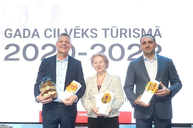 «Gada cilvēks tūrismā 2020-2022» laureāti tiek sveikti tūrisma izstādē «Balttour 2023». Foto: Rojs Maizītis «Gada cilvēks tūrismā 2020-2022» laureāti tiek sveikti tūrisma izstādē «Balttour 2023». Foto: Rojs Maizītis 332334