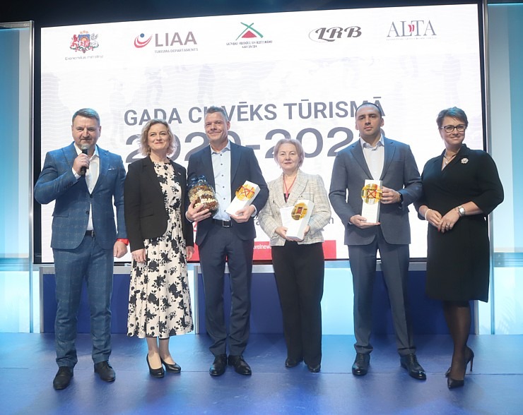 «Gada cilvēks tūrismā 2020-2022» laureāti tiek sveikti tūrisma izstādē «Balttour 2023». Foto: Rojs Maizītis «Gada cilvēks tūrismā 2020-2022» laureāti tiek sveikti tūrisma izstādē «Balttour 2023». Foto: Rojs Maizītis 332335