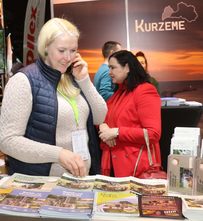 Tūrisma profesionāļi konsultāciju un pārdošanas procesā tūrisma izstādē «Balttour 2023» 332659