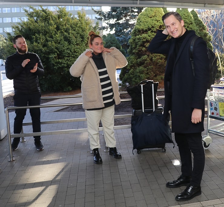 Lidostā «Rīga» svinīgi sagaida Pasaules vīnziņu čempionu Raimondu Tomsonu no Latvijas 332908