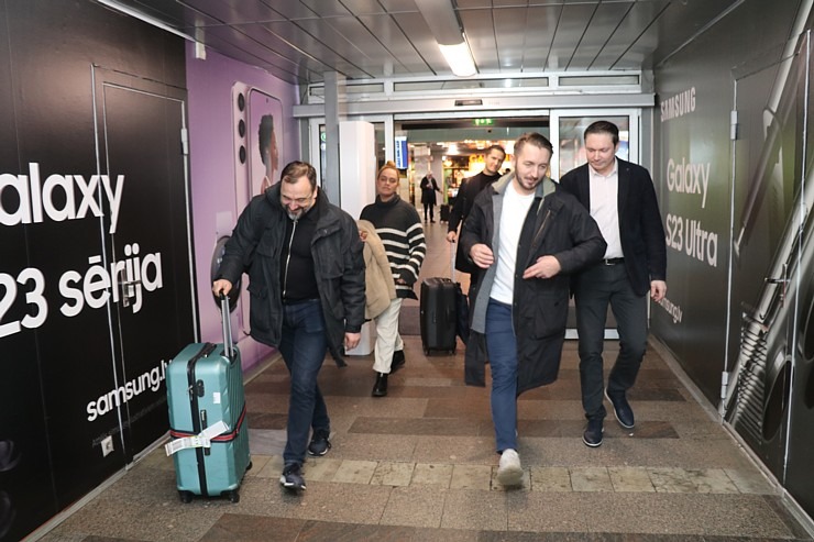 Lidostā «Rīga» svinīgi sagaida Pasaules vīnziņu čempionu Raimondu Tomsonu no Latvijas 332903