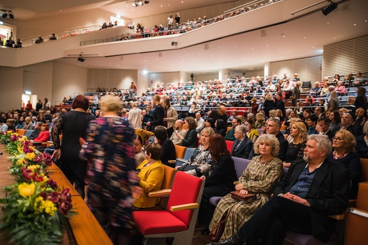 31. Liepājas Starptautiskā zvaigžņu festivāla atklāšanas koncerts pulcē Latvijas māksliniekus, interesentus un populāras slavenības. Foto: Jānis Vecbr 333216