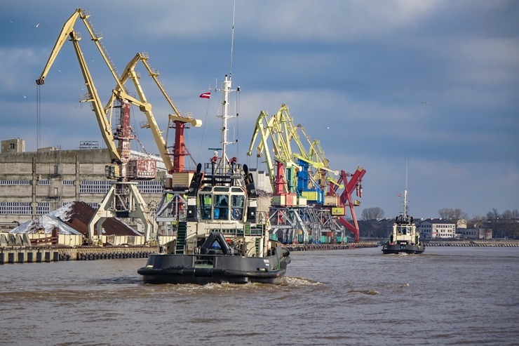 Skati uz Ventspils ostu un promenādi no vecajām Jūras darbnīcām. Foto: Oskars Jūra 333242