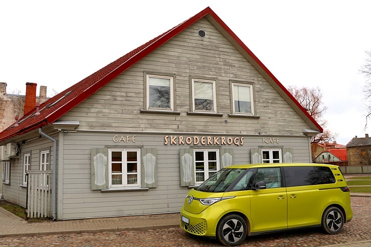 Travelnews.lv ar jauno un elektrisko «VW ID.Buzz Pro» izbauda «Skroderkrogs» ēdienkarti Ventspilī 334019