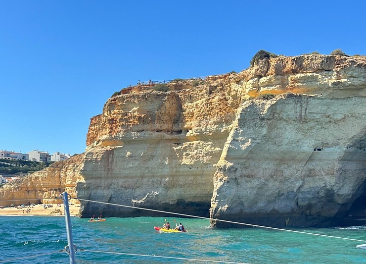 Travelnews.lv ar katamarānu iepazīst Portgāles Atlantijas piekrasti. Foto: Indra Mackeviča 335091