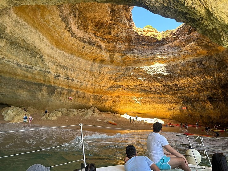 Travelnews.lv ar katamarānu iepazīst Portgāles Atlantijas piekrasti. Foto: Indra Mackeviča 335092