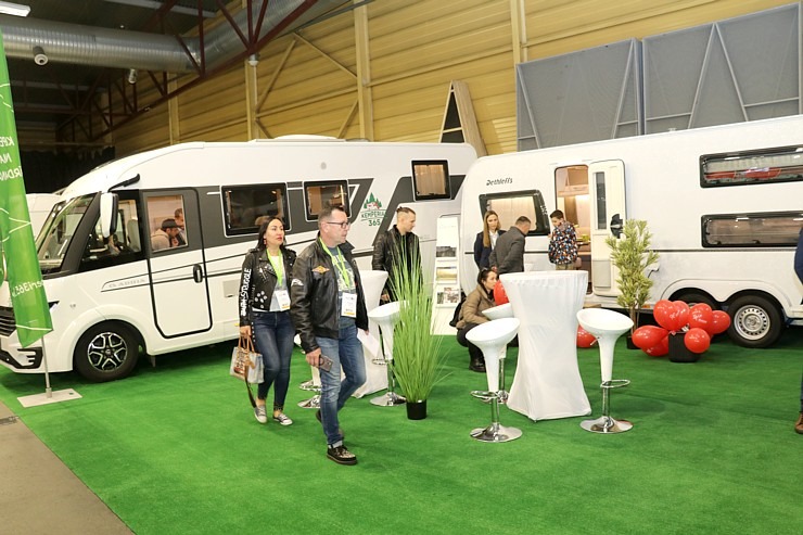 Ķīpsalā uz auto izstādi  pulcējas jaunu, retro, luksus, sporta un tūninga spēkratu cienītāji 335692
