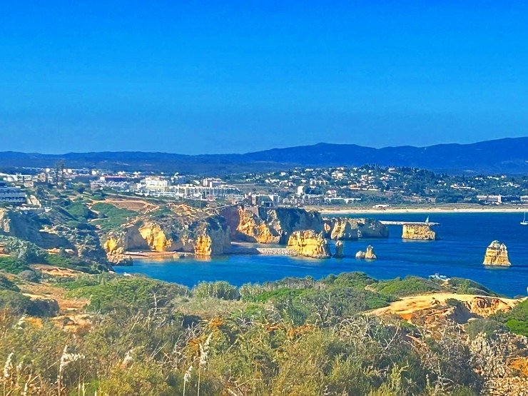 Travelnews.lv apmeklē burvīgās Lagušas klintis Portugālē. Foto: Indra Mackeviča 335971