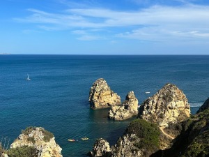 Travelnews.lv apmeklē burvīgās Lagušas klintis Portugālē. Foto: Indra Mackeviča 2