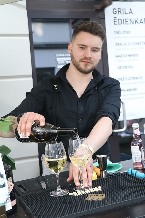 Restorāns «Buržujs» Berga bazārā organizē Baltijas lielāko Austeru festivālu, apēdot 11 000 austeru 336323