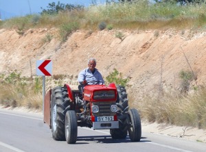 Travelnews.lv skata Ziemeļkipras ceļus, mājās un ainavas caur ekskursiju autobusa logu. Sadarbībā ar Puzzle Travel 27