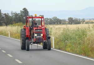 Travelnews.lv skata Ziemeļkipras ceļus, mājās un ainavas caur ekskursiju autobusa logu. Sadarbībā ar Puzzle Travel 7