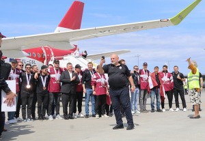 Latvijas hokeja izlase ar ovācijām tiek sagaidīta lidostā «Rīga» 26