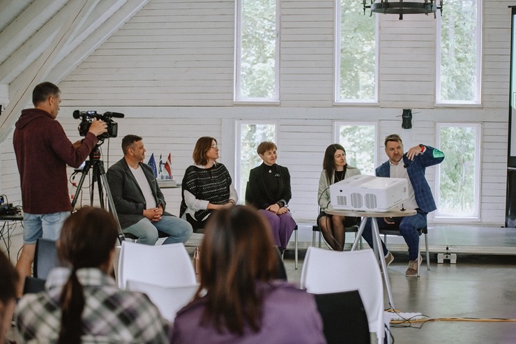 Lūznavas muižā pulcējas Latgales tūrisma profesionāļi uz semināru «Esi i dori». Foto: Dagnija Bernāne Lūznavas muižā pulcējas Latgales tūrisma profesionāļi uz semināru «Esi i dori». Foto: Dagnija Bernāne 337365