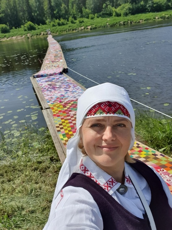 Slutišķos Tautas mākslas festivālā «Augšdaugava 2023» atklāj Lielā Augšdaugavas musturdeķa tiltu. Foto: Inese Minova 337661