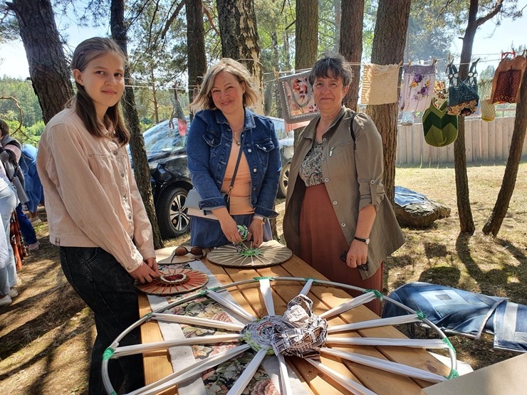 Slutišķos Tautas mākslas festivālā «Augšdaugava 2023» atklāj Lielā Augšdaugavas musturdeķa tiltu. Foto: Inese Minova 337670