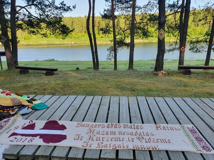 Slutišķos Tautas mākslas festivālā «Augšdaugava 2023» atklāj Lielā Augšdaugavas musturdeķa tiltu. Foto: Inese Minova 337673