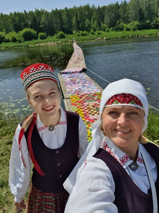 Slutišķos Tautas mākslas festivālā «Augšdaugava 2023» atklāj Lielā Augšdaugavas musturdeķa tiltu. Foto: Inese Minova 337674