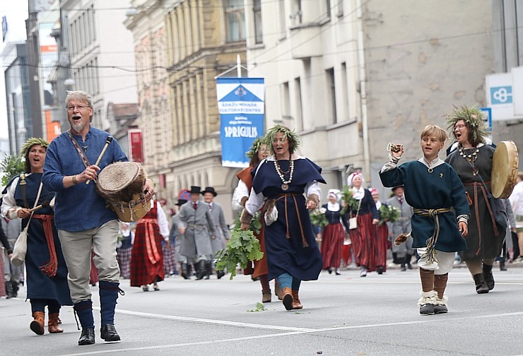 Skati «Novadu dižošanās» - dziesmu un deju svētku dalībnieku gājienu Rīgā 338645