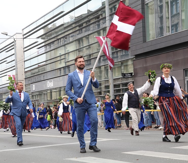 Skati «Novadu dižošanās» - dziesmu un deju svētku dalībnieku gājienu Rīgā 338718