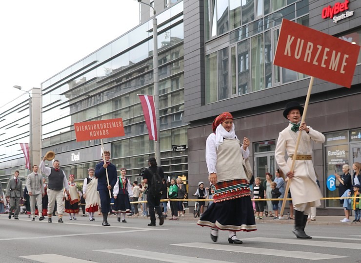 Skati «Novadu dižošanās» - dziesmu un deju svētku dalībnieku gājienu Rīgā 338736