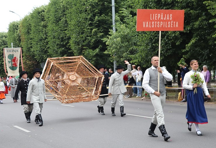 Skati «Novadu dižošanās» - dziesmu un deju svētku dalībnieku gājienu Rīgā 338739