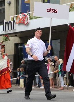 Skati «Novadu dižošanās» - dziesmu un deju svētku dalībnieku gājienu Rīgā 22