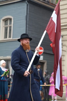 Skati «Novadu dižošanās» - dziesmu un deju svētku dalībnieku gājienu Rīgā 26